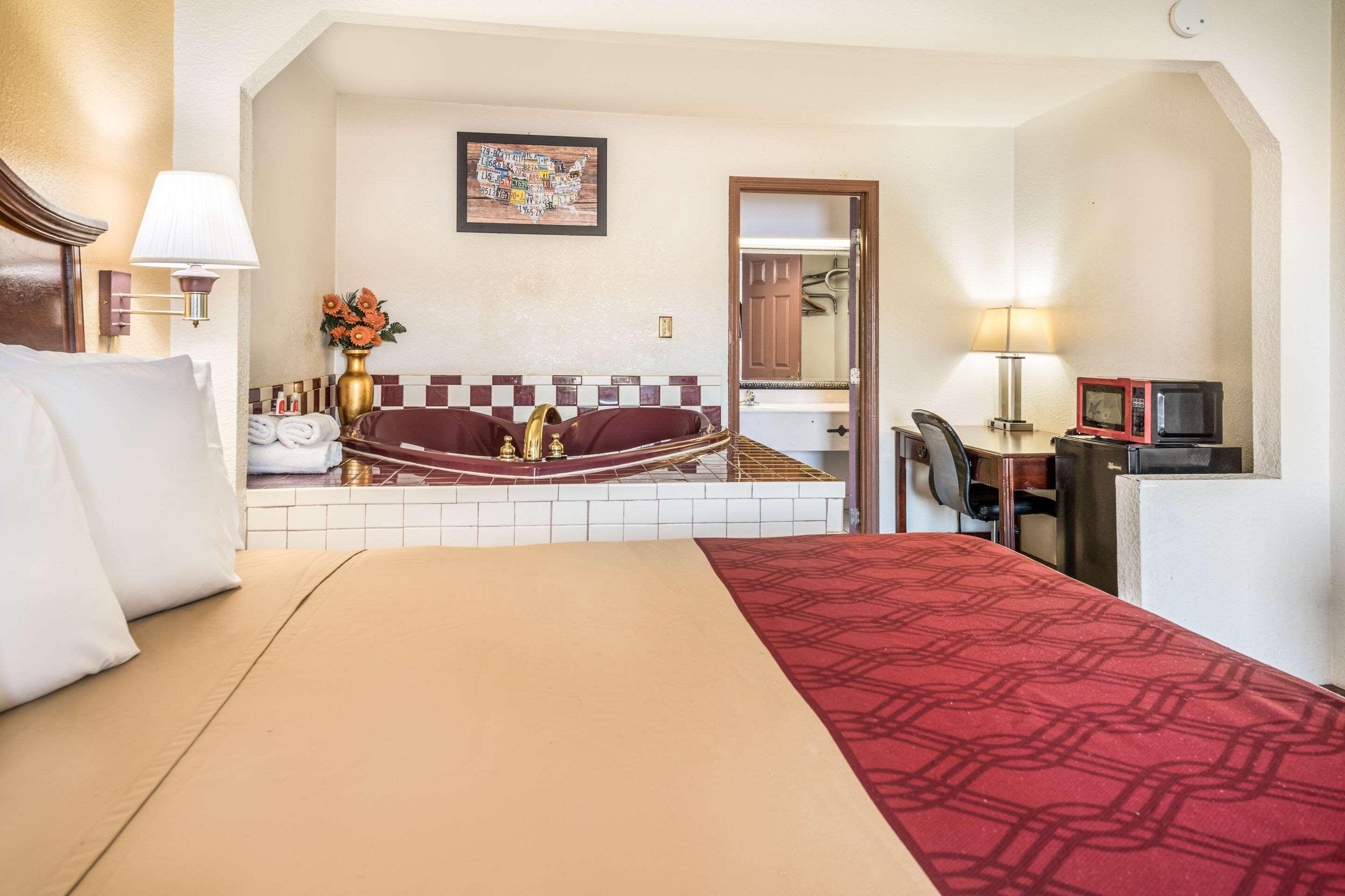 Econo Lodge Inn & Suites Macon Extérieur photo